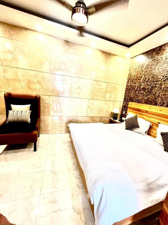 Divine Studios Rajouri Garden Nueva Delhi Exterior foto