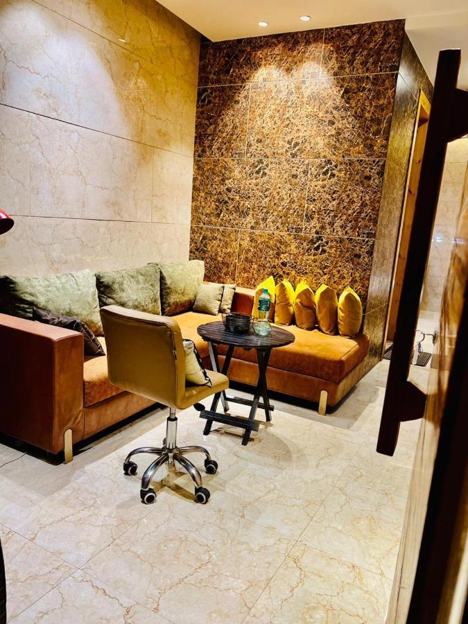 Divine Studios Rajouri Garden Nueva Delhi Exterior foto
