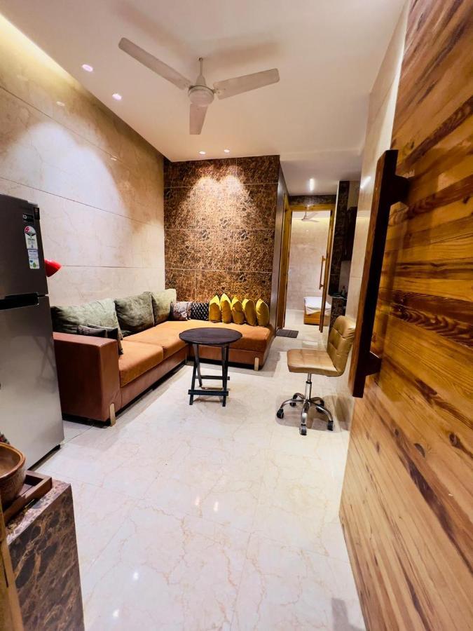 Divine Studios Rajouri Garden Nueva Delhi Exterior foto
