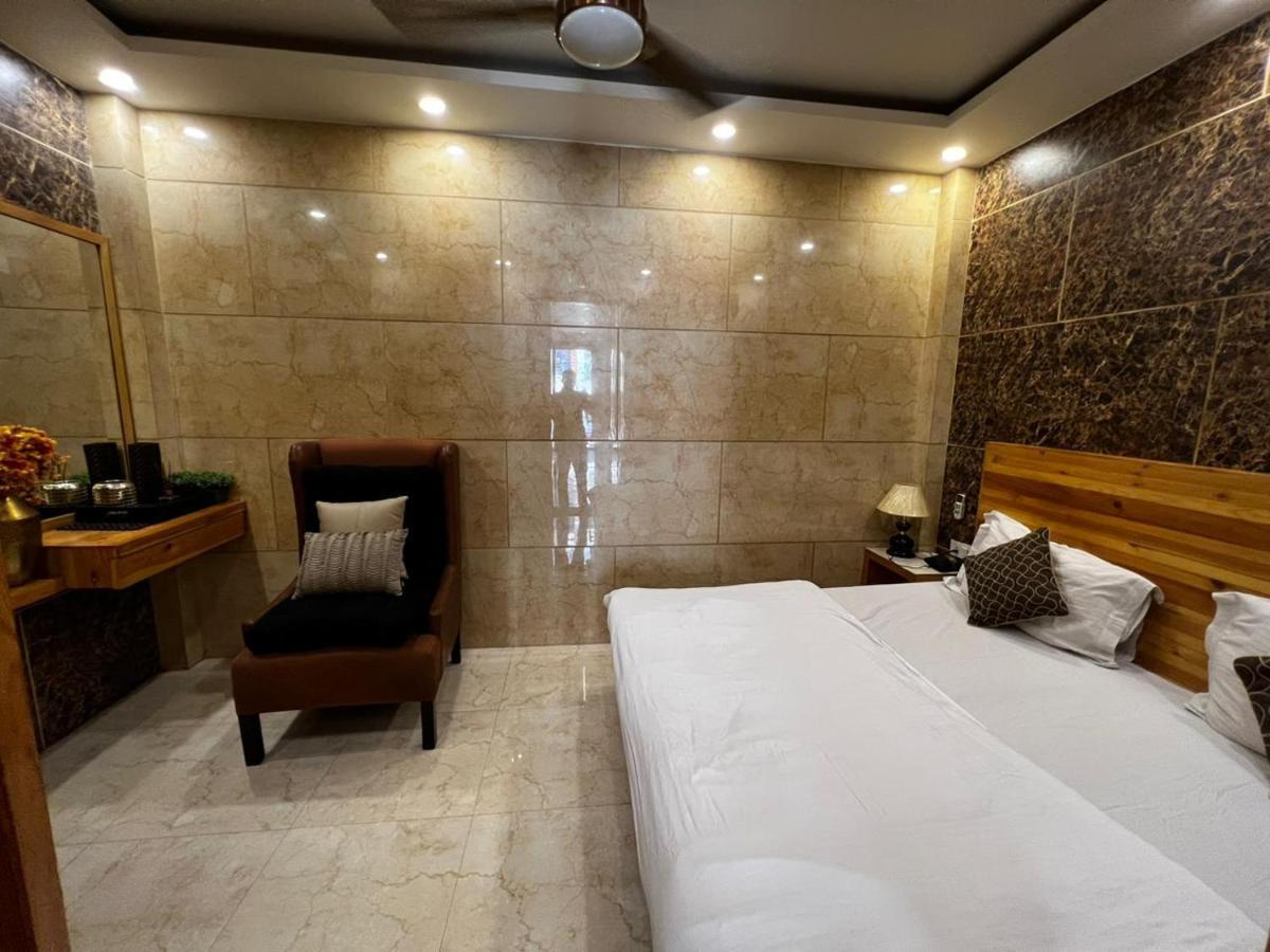 Divine Studios Rajouri Garden Nueva Delhi Exterior foto