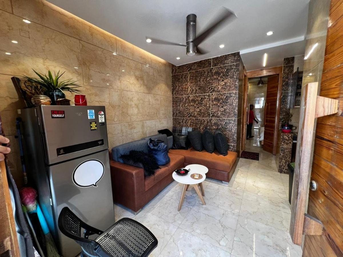 Divine Studios Rajouri Garden Nueva Delhi Exterior foto