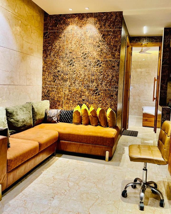 Divine Studios Rajouri Garden Nueva Delhi Exterior foto