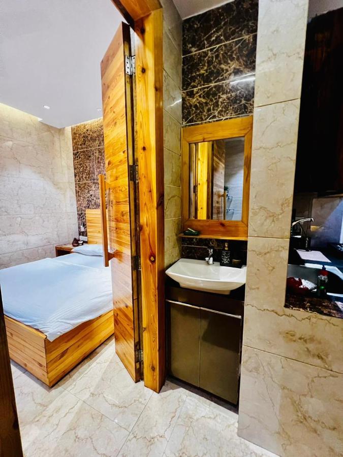 Divine Studios Rajouri Garden Nueva Delhi Exterior foto