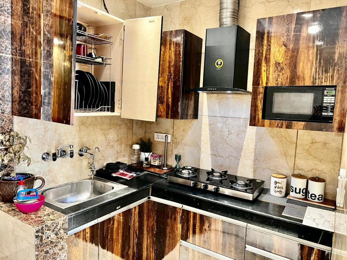 Divine Studios Rajouri Garden Nueva Delhi Exterior foto
